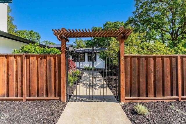 2424 San Miguel Dr, Walnut Creek CA: https://media.crmls.org/mediaz/0049735d-57ea-472b-a511-ec532fe31854.jpg