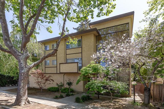 1121 Douglas Avenue, Burlingame CA: https://media.crmls.org/mediaz/004ade9e-1ce5-453c-b0d5-5568c421d16f.jpg