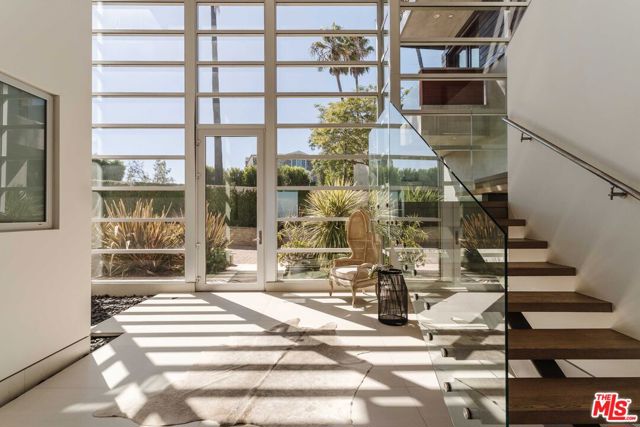 770 Paseo Miramar, Pacific Palisades CA: https://media.crmls.org/mediaz/004b64da-bffd-42e8-afbf-7195cd5dd697.jpg