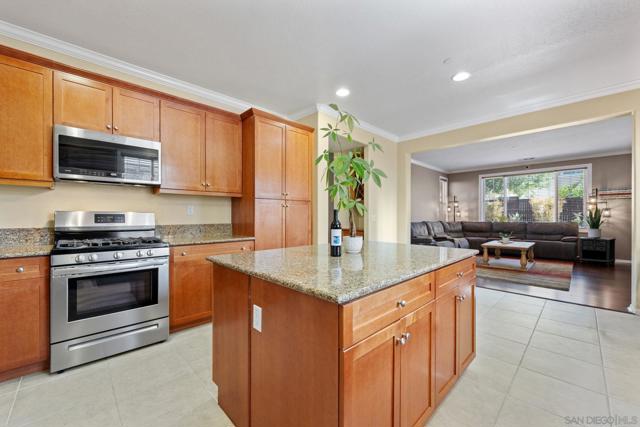 2954 Rangpur Court, Escondido CA: https://media.crmls.org/mediaz/004b677d-480a-4c43-b347-2e0f9cc00ee8.jpg