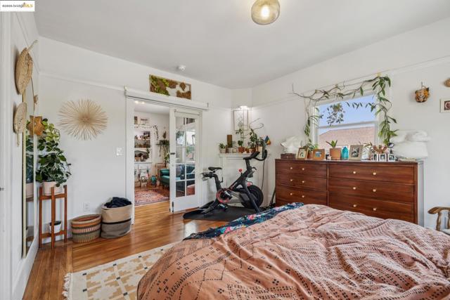 747 St, Oakland CA: https://media.crmls.org/mediaz/004c06f4-428d-4e99-85f6-d2069281a504.jpg