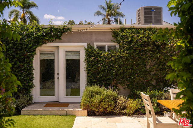 162 S Lucerne Boulevard, Los Angeles CA: https://media.crmls.org/mediaz/004d66b0-1a2a-494d-b621-1b7fada82c3a.jpg