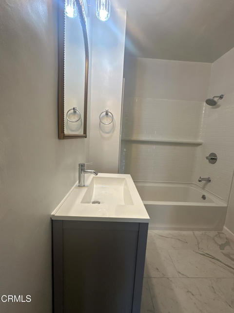 Detail Gallery Image 7 of 15 For 132 N Serrano Ave, Los Angeles,  CA 90004 - 2 Beds | 1 Baths