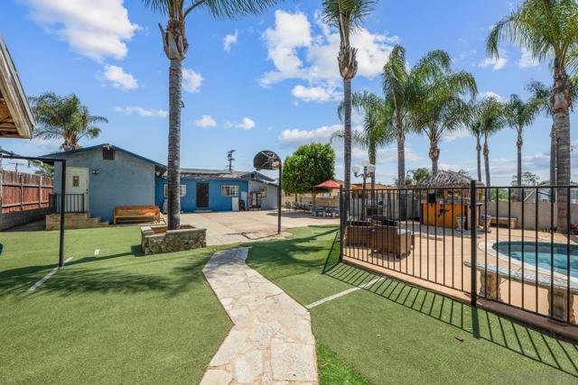 124 E View St, Fallbrook CA: https://media.crmls.org/mediaz/004e21e4-f47b-456d-b222-07129ba252a0.jpg