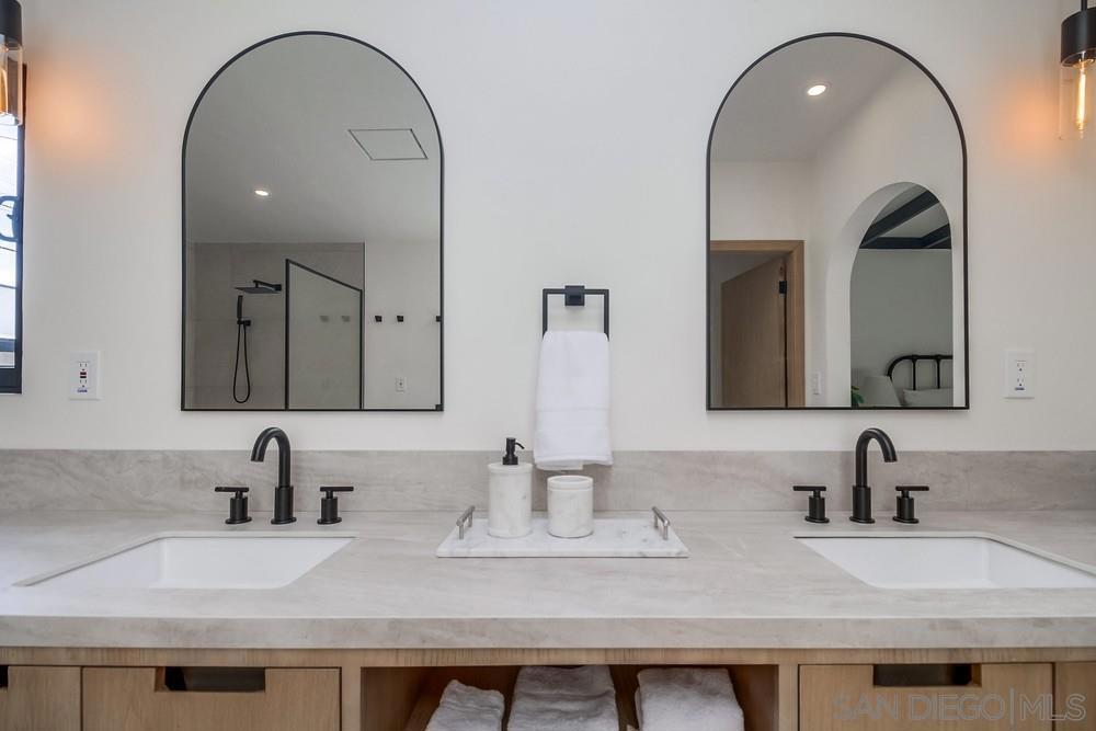 https://media.crmls.org/mediaz/004f223b-f60f-416e-afc0-b34a49663756.jpg?preset=X-Large