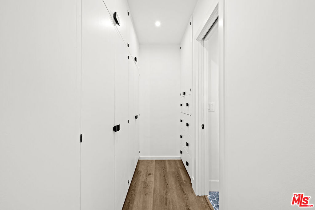 https://media.crmls.org/mediaz/004fa658-b17a-405d-82ff-79b75d23cfdb.jpg?preset=X-Large