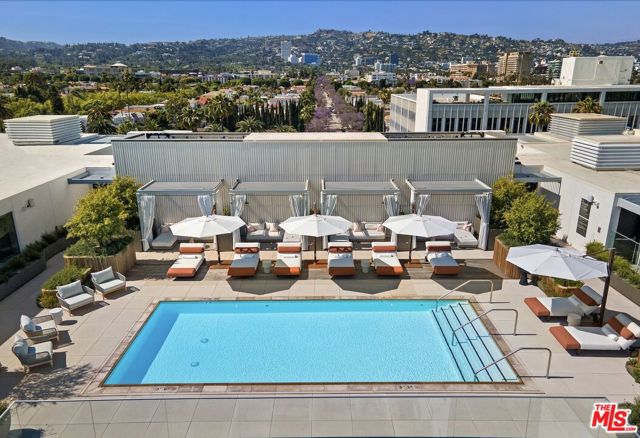9200 Wilshire Blvd, Beverly Hills CA: https://media.crmls.org/mediaz/00501e33-5097-47b9-b38e-902d1fef9311.jpg