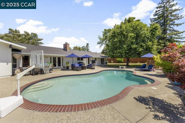 2302 Royal Oaks Dr, Alamo CA: https://media.crmls.org/mediaz/00502c4a-14a9-4696-80fd-03e644ba2e44.jpg