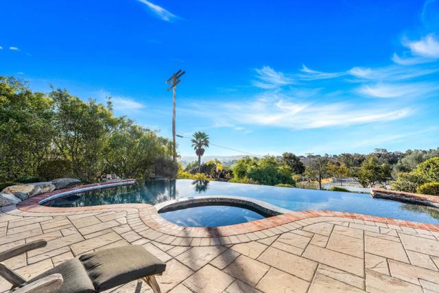 3401 Adams Run, Encinitas CA: https://media.crmls.org/mediaz/005050ad-7bed-4634-a8ba-a90ca99d2b83.jpg