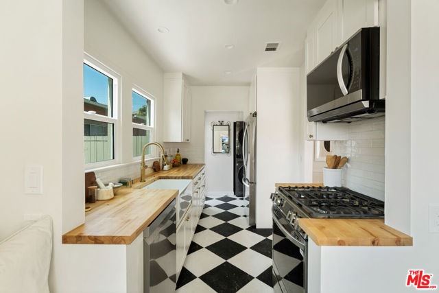 1511 Carmona Avenue, Los Angeles CA: https://media.crmls.org/mediaz/00505c60-8a36-4319-8415-83247d0f8f94.jpg