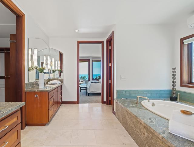 354 Ocean View Ave, Del Mar CA: https://media.crmls.org/mediaz/005137a5-7b59-414d-9ea2-f8123d632b36.jpg