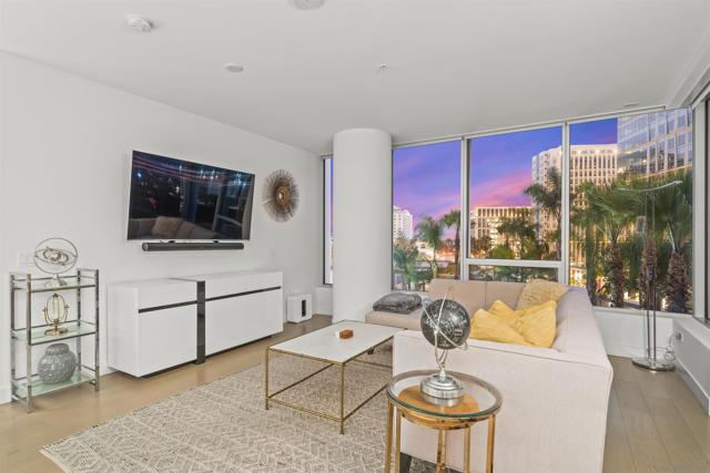 888 W E St, San Diego CA: https://media.crmls.org/mediaz/00518916-9f02-41be-b3dc-4263639f4b09.jpg
