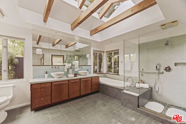 8630 Allenwood Road, Los Angeles CA: https://media.crmls.org/mediaz/005198e6-b0b5-4c9d-ade4-088121d7baef.jpg