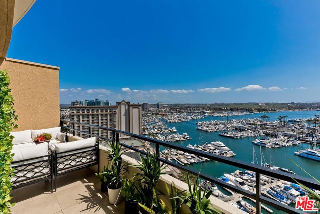 4335 Marina City Drive, Marina del Rey CA: https://media.crmls.org/mediaz/005201f2-ca53-4dfb-9806-083cb4c7afc9.jpg