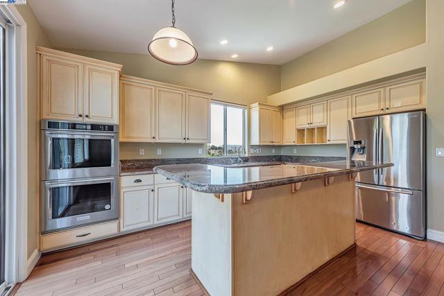 2578 Ridge Crest Ct., Castro Valley CA: https://media.crmls.org/mediaz/005209f6-b6ee-466e-8b02-1d16bf33d380.jpg