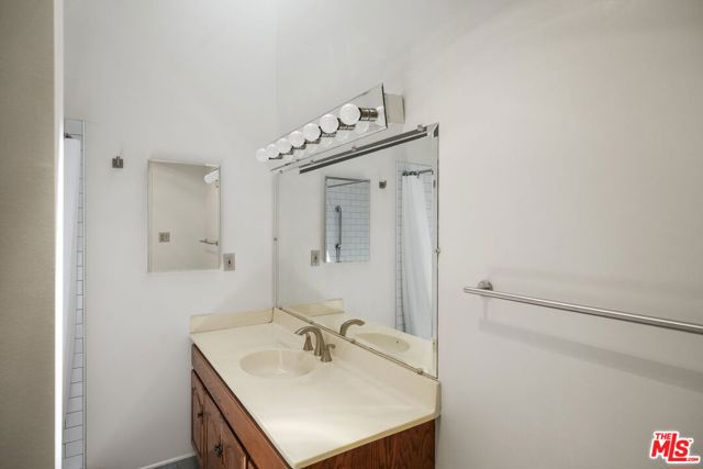2534 Wellesley Avenue, Los Angeles CA: https://media.crmls.org/mediaz/0052f48c-078e-4da2-9b52-14be2259acd5.jpg