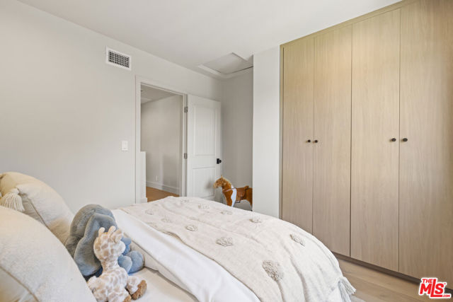 11268 Dona Lola Drive, Studio City CA: https://media.crmls.org/mediaz/00551323-e8be-43bd-9bd6-5ea1a89d7933.jpg