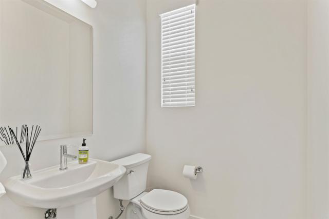 Detail Gallery Image 17 of 34 For 1573 Vista Del Mar Way #4,  Oceanside,  CA 92054 - 3 Beds | 3/1 Baths