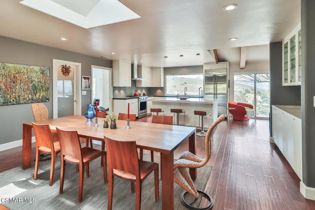 1117 Woodridge Avenue, Thousand Oaks CA: https://media.crmls.org/mediaz/00568f4b-bbec-4f94-9226-b329722af12e.jpg