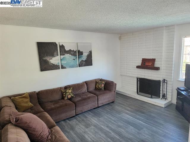 36202 Worthing, Newark CA: https://media.crmls.org/mediaz/00573e6f-0bad-4c84-b6c1-00cf71b25774.jpg