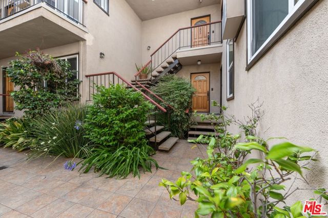 1730 Camden Avenue, Los Angeles CA: https://media.crmls.org/mediaz/00579586-92b8-4bb2-88aa-5f79ed284812.jpg