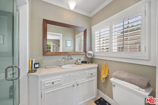 749 N Crescent Heights Boulevard, Los Angeles CA: https://media.crmls.org/mediaz/005909c0-c653-4b9f-a06e-47e0c056203b.jpg