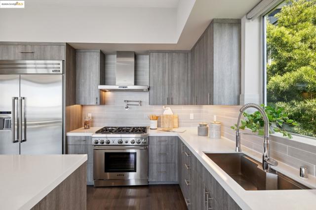 25 Diablo Dr, Oakland CA: https://media.crmls.org/mediaz/0059d35a-3d76-4c8a-961c-c253d603db24.jpg