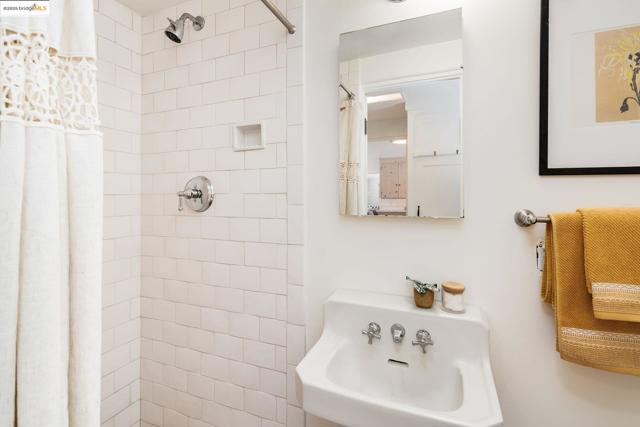 2976 Joaquin Miller Rd, Oakland CA: https://media.crmls.org/mediaz/005aae6e-4867-4841-b23a-b1bb098f28fb.jpg