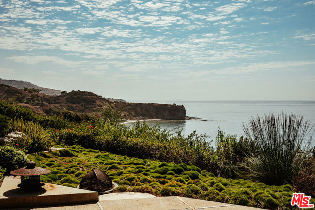 8 Sea Cove Drive, Rancho Palos Verdes CA: https://media.crmls.org/mediaz/005ae3dc-be00-46ee-ab76-fb7225a5b88d.jpg