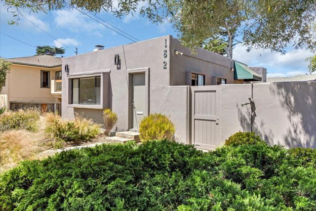 182 El Dorado Street, Monterey CA: https://media.crmls.org/mediaz/005b3355-9a20-473d-a3a0-8549a591a98c.jpg