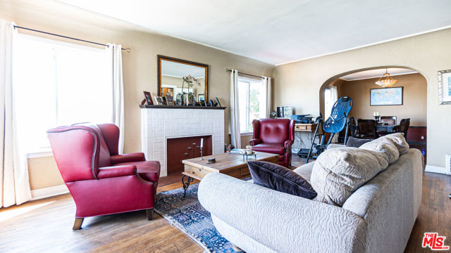 1277 S Orange Drive, Los Angeles CA: https://media.crmls.org/mediaz/005cd214-c72b-4970-84d5-1d5248c1d300.jpg