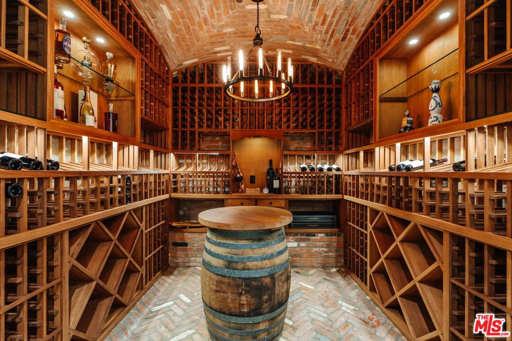 https://media.crmls.org/mediaz/005d45ab-cf7e-4114-9c5d-3fe08b356ae6.jpg?preset=X-Large