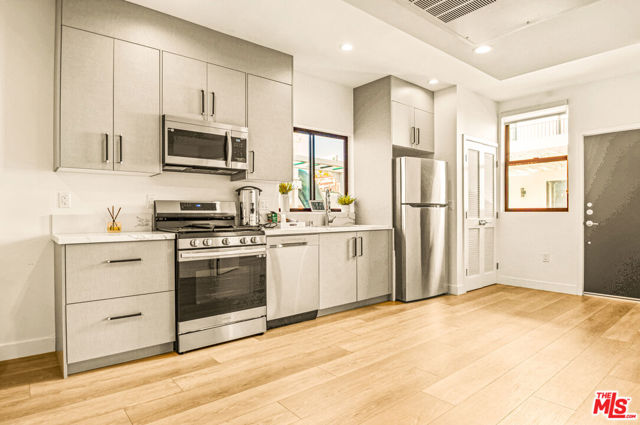 535 N Formosa Avenue, Los Angeles CA: https://media.crmls.org/mediaz/005d708e-0027-4b35-b753-70430d4e582f.jpg