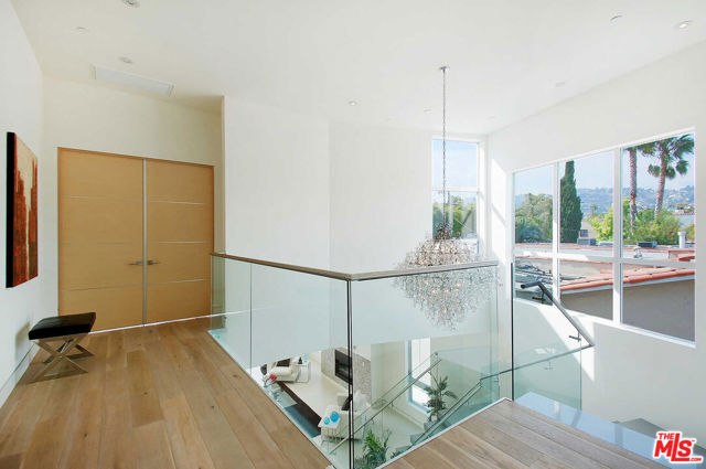 429 N Sweetzer Avenue, Los Angeles CA: https://media.crmls.org/mediaz/005ef309-bce8-474a-b974-494a1984ee94.jpg