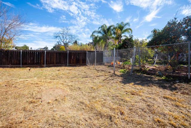 12643 Castle Court Dr, Lakeside CA: https://media.crmls.org/mediaz/005f5546-4439-4d35-bc87-754618d733a1.jpg