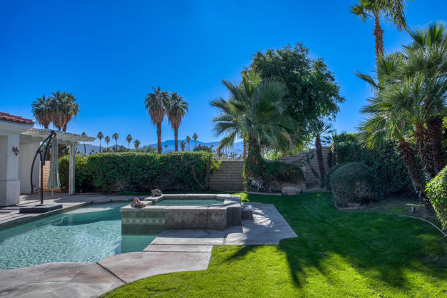 40747 Palm Court, Palm Desert CA: https://media.crmls.org/mediaz/00601e32-f8bc-4696-b0dd-2f5704c6c57b.jpg
