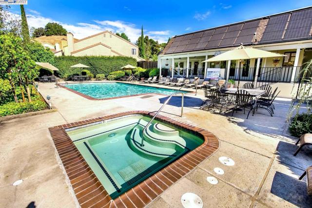 28111 Ziele Creek Dr, Hayward CA: https://media.crmls.org/mediaz/0061b4ec-e478-4b5c-ae46-6eac8f0f60f7.jpg