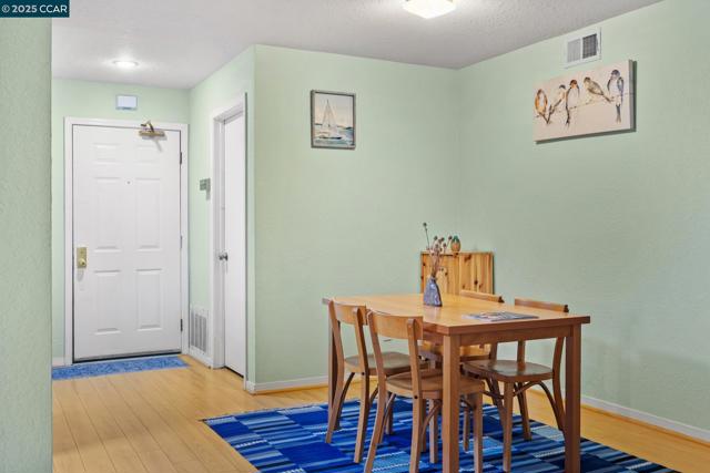 535 Pierce St, Albany CA: https://media.crmls.org/mediaz/0061eac4-e889-4ff7-8fdc-3674fd28c0a0.jpg