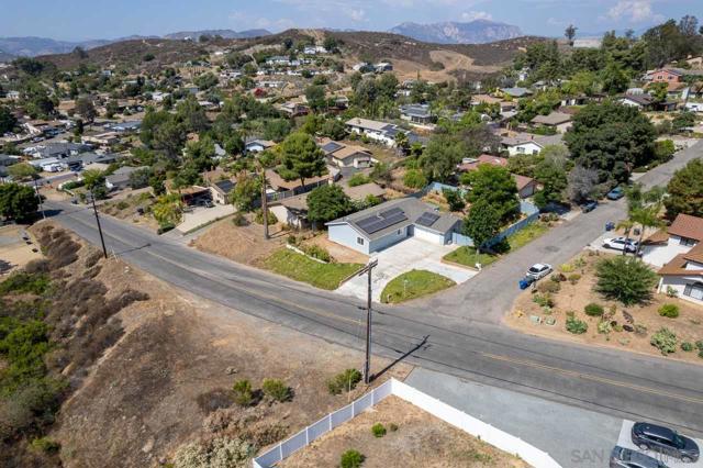 12274 Gay Rio Dr, Lakeside CA: https://media.crmls.org/mediaz/00622d1d-3696-441b-a862-8cdcd62c43c6.jpg