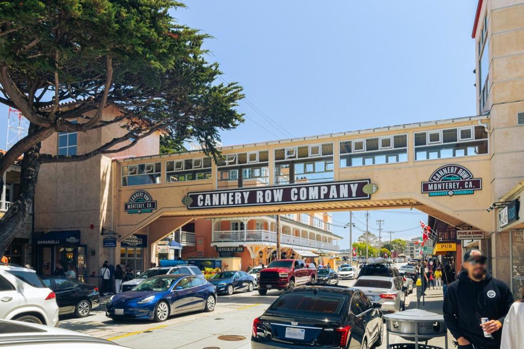 https://media.crmls.org/mediaz/0062670d-176c-47d7-be0c-d54f2279c003.jpg?preset=X-Large