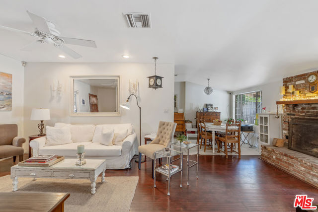17503 Runnymede Street, Lake Balboa CA: https://media.crmls.org/mediaz/00630a32-e9e8-4efb-9390-32c30e60f4cf.jpg