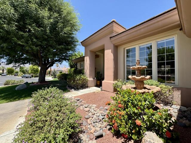 34 Calle La Reina, Rancho Mirage CA: https://media.crmls.org/mediaz/00631e9b-d184-4544-92b8-5e3370a15566.jpg
