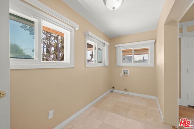 519 W Elm Avenue, Inglewood CA: https://media.crmls.org/mediaz/0064efac-06a6-46e6-8904-0601e9aab74e.jpg