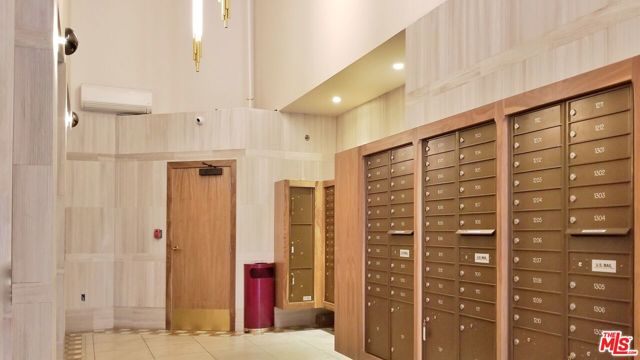 215 W 7th Street, Los Angeles CA: https://media.crmls.org/mediaz/006532ff-5088-4f44-bb1b-468756430984.jpg
