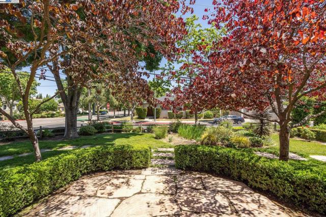628 Saint Mary St, Pleasanton CA: https://media.crmls.org/mediaz/0065491e-b860-4a51-ba63-a01e99f11d77.jpg