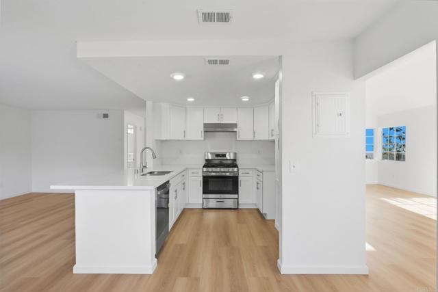 Detail Gallery Image 12 of 52 For 14493 Corte Lampara, San Diego,  CA 92129 - 3 Beds | 2/1 Baths