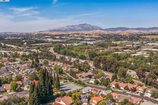 2740 Mohawk Cir, San Ramon CA: https://media.crmls.org/mediaz/0067c3e5-9d94-46aa-bbd5-76f1c2d5345d.jpg