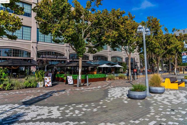 410 Webster St, Oakland CA: https://media.crmls.org/mediaz/0068812f-e772-4d79-bed6-c670816d436a.jpg