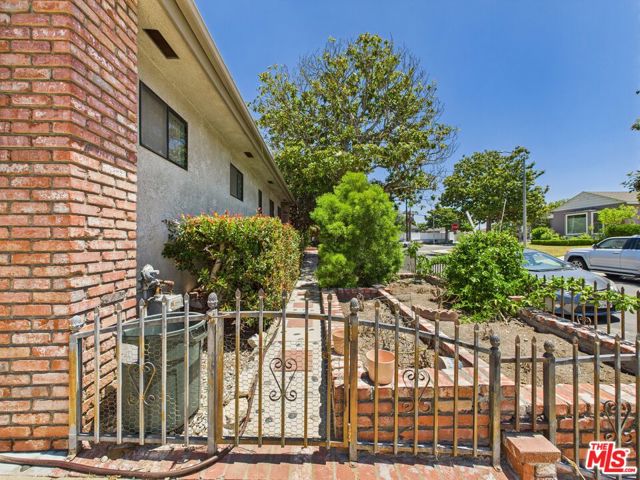 7449 Kentwood Avenue, Los Angeles CA: https://media.crmls.org/mediaz/0068869a-ba10-462f-9b3b-8934796f0704.jpg