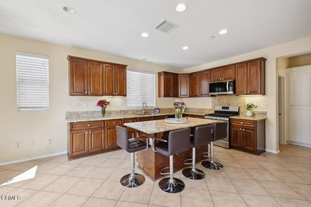 Detail Gallery Image 4 of 39 For 420 Ocotlan Way, Oxnard,  CA 93030 - 4 Beds | 3 Baths